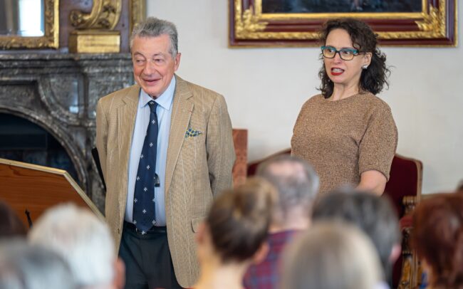 Kníže-velkopřevor vítá hosty, manažerka C1704 Veronika Hyksová překládá