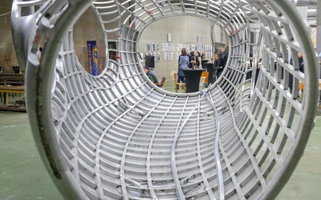 Právě vznikající dílo - letadlo, které bude zdobit park v Řeporjích