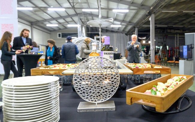 Hosté se scházejí na welcome drink