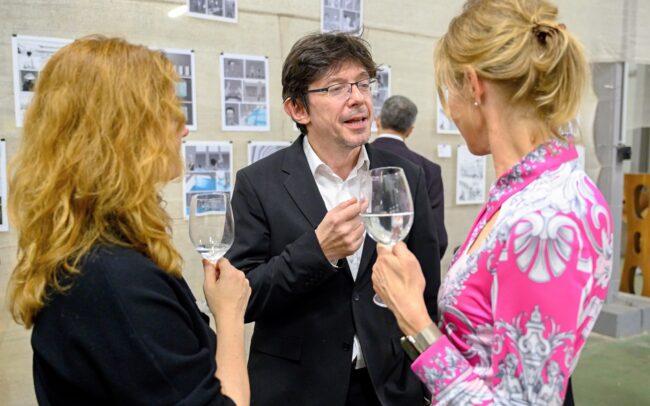 Je vždy příjemné neformálně pohovořit nad sklenkou