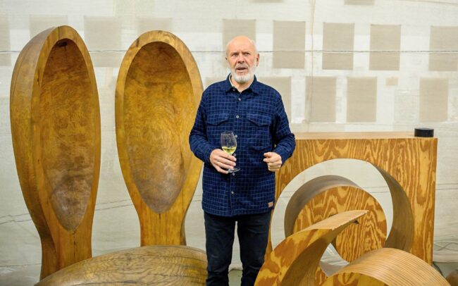 Čestmír Suška provází svou sochařskou dílnou